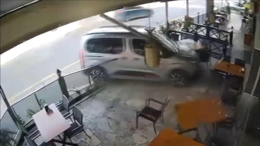 Aydın'da çocuğun kullandığı hafif ticari aracın lokantaya girmesi güvenlik kamerasında