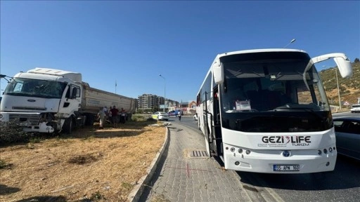 Aydın'da kamyonun çarptığı gezi otobüsündeki 6 kişi yaralandı