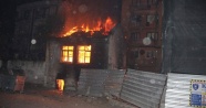 Aydın'da metruk binayı ateşe verdiler