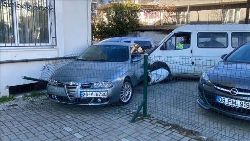 Aydın'da minib&uuml;sle motosikletin &ccedil;arpışma anı g&uuml;venlik kamerasında