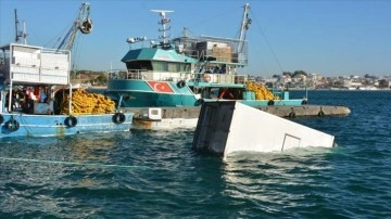 Aydın'da sürücüsü fenalaşan kamyonet, denize düştü
