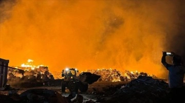 Aydın'daki kağıt fabrikasında çıkan yangına müdahale sürüyor