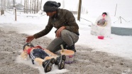 Aylan bebek ile Ümran'ın kardan heykelini yaptı