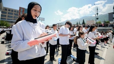 Aynı anda melodika &ccedil;alan 985 &ouml;ğrenci Guinness Rekorlar Kitabı'na girmeyi hedefliyor