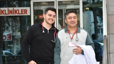 Aynı okuldan mezun olan baba-oğul, Afyonkarahisar'da aynı il&ccedil;ede doktor olarak g&ouml;rev yapıyor