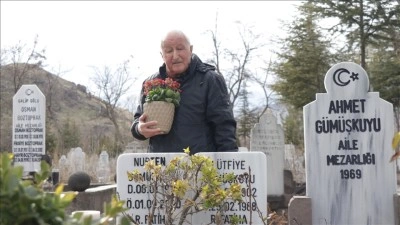 Aynı yastığa 64 yıl baş koyduğu eşinin mezarını her hafta ziyaret ediyor
