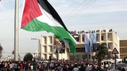 'Ayrım duvarı'nın yakınına Filistin'in en yüksek bayrağı çekildi