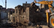 Ayvacık'taki depremde hasar gören binaların yıkımına başlandı