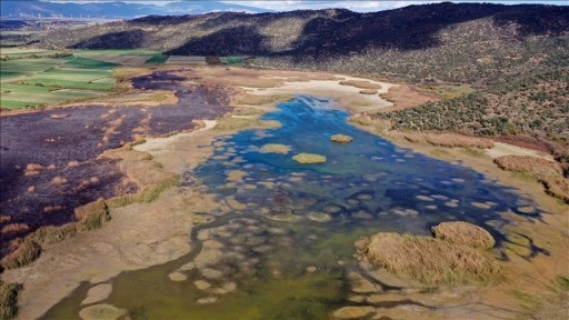 Azap Gölü'nde kuraklık nedeniyle sular çekildi