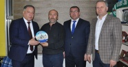 Azerbaycan’dan İHA Kars Temsilcisi Çapanoğlu’na plaket