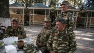 Azerbaycanlı gaziler genç askerlere moral için cephede