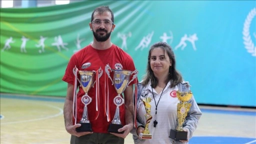 Azimli antrenör görme engelli eşinin kulübünde şampiyonlar yetiştiriyor