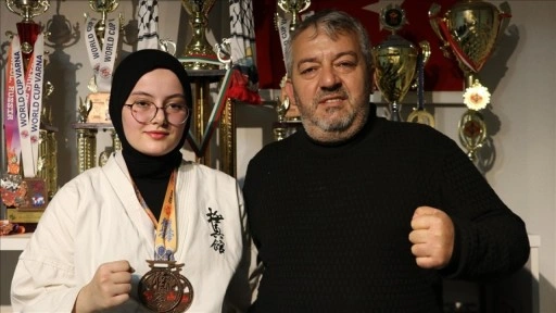 Babası öğretiyor karateci kızı madalyalar kazanıyor