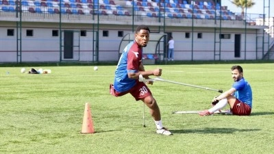 Bacağını trafik kazasında kaybeden Angolalı Fungula futbol ile hayata tutundu