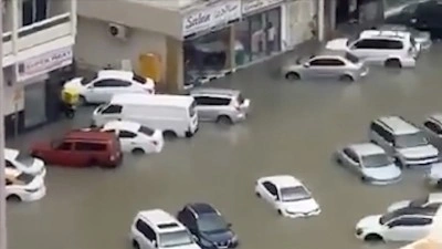 BAE'nin Şarika kentinde şiddetli yağışlar nedeniyle ara&ccedil;lar su altında kaldı
