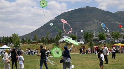 Bağımlılıkla mücadeleye dikkati çekmek için uçurtmalar gökyüzünde süzüldü
