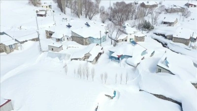 Baharda ev ve ahırların kara g&ouml;m&uuml;ld&uuml;ğ&uuml; Ağrı'nın k&ouml;ylerinde yaşam zorlu ge&ccedil;iyor