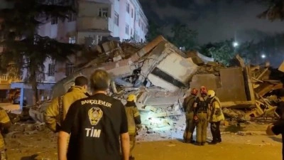 Bah&ccedil;elievler'de 4 katlı bina &ccedil;&ouml;kt&uuml;