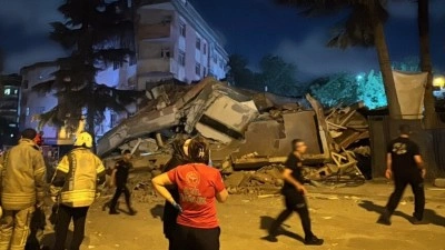 Bah&ccedil;elievler'de boşaltılan 4 katlı bina &ccedil;&ouml;kt&uuml;