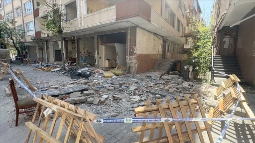 Bahçelievler'de çöken balkondan düşen taşın isabet ettiği kişi yaralandı