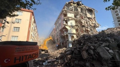 Bah&ccedil;elievler'de &ccedil;&ouml;ken binanın yanındaki riskli binada yıkım &ccedil;alışmaları devam ediyor
