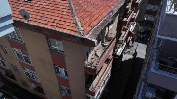 Bahçelievler'de 4 katlı binanın çatısında çökme