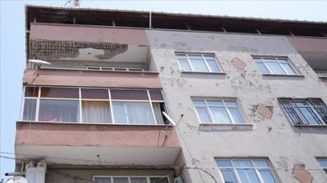 Bahçelievler'de balkonunun sıvaları dökülen 5 katlı bina tedbiren boşaltıldı