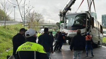 Bahçelievler'de devrilen servis minibüsündeki 6 polis hafif yaralandı
