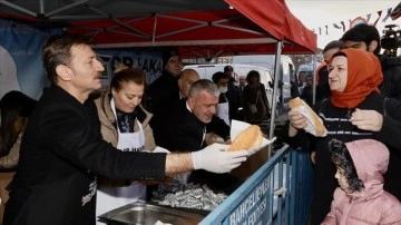 Bahçelievler'de düzenlenen festivalde 3 ton hamsi dağıtıldı