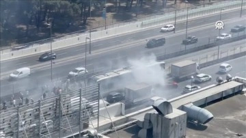 Bahçelievler'de motorundan duman yükselen metrobüsteki yolcular tahliye edildi