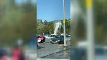 Bahçeşehir'de patlayan İSKİ'ye ait su borusu nedeniyle yol sular altında kaldı