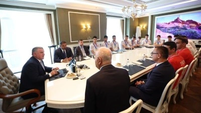 Bakan Bak, d&uuml;nya şampiyonu TVF Spor Lisesi Erkek Voleybol Takımı'nı kabul etti