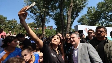 Bakan Bak, Esenler Belediyesi Yaz Spor Okulları'nın kapanış törenine katıldı