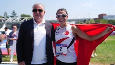 Bakan Bak: İlke &ccedil;ok &ccedil;alıştı. Kendisini y&uuml;rekten tebrik ediyoruz. T&uuml;rk kızının, T&uuml;rk kadınının g&uuml;c&uuml;n&uuml;