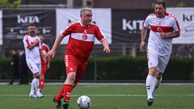 Bakan Bak, Meclisspor ile ş&ouml;hretler karması arasındaki g&ouml;steri ma&ccedil;ında futbol oynadı
