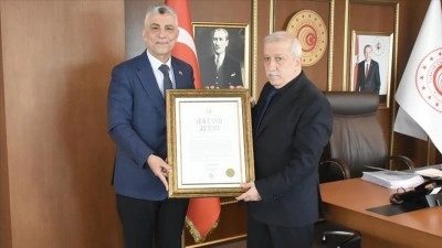 Bakan Bolat'tan Pakistanlı aileden &uuml;cret almayan esnafa Ahi Esnaf Beratı
