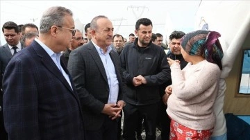 Bakan Çavuşoğlu, Diyarbakır'da konteyner kent alanını inceledi, depremzedelerle görüştü