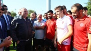 Bakan Çavuşoğlu'ndan milli takıma ziyaret