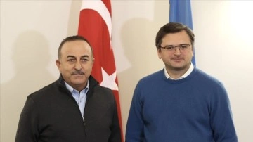 Bakan Çavuşoğlu Ukraynalı mevkidaşı Kuleba ile telefonda görüştü