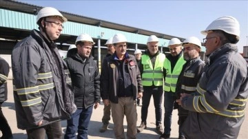 Bakan Dönmez, deprem bölgesinde çalışan elektrik işçilerini ziyaret etti