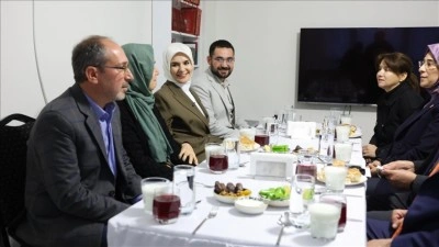 Bakan G&ouml;ktaş, Şanlıurfa'da yeni evlerine kavuşan depremzede ailenin iftar sofrasına misafir old