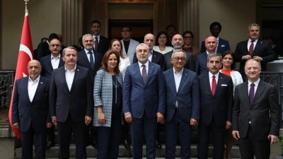 Bakan Işıkhan, iş&ccedil;i, işveren ve memur temsilcileriyle Cenevre'de bir araya geldi