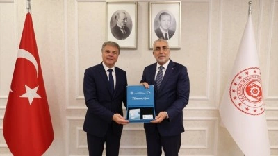Bakan Işıkhan, Renault Group T&uuml;rkiye CEO'su Jaillet'ye Turkuaz Kart verdi