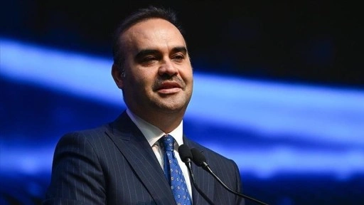 Bakan Kacır, Bağcılar'da buldukları altın dolu &ccedil;antayı sahibine teslim eden &ccedil;ocukları ziyaret e