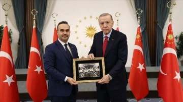 Bakan Kacır, Cumhurbaşkanı Erdoğan'a Gezeravcı ile görev arkadaşlarının fotoğrafını verdi