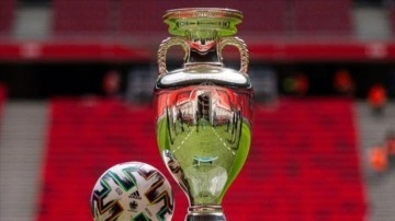 Bakan Kasapoğlu 2028 ve 2032 Avrupa Futbol Şampiyonaları adaylık dosyasını imzaladı