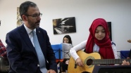Bakan Kasapoğlu öğrencilerle türkü söyledi