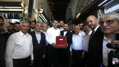 Bakan Kurum'a Kahramanmaraş'ta yeniden ihya edilen Kapalı &Ccedil;arşı'nın sembolik anahtarı verildi