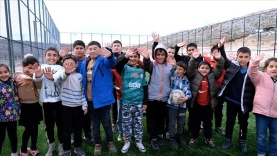 Bakan Kurum, Adıyaman'ın Zey k&ouml;y&uuml;nde halı sahaya kavuşan &ccedil;ocukları paylaştı