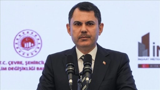 Bakan Kurum, deprem bölgesi klibiyle 1 Mayıs Emek ve Dayanışma Gününü kutladı